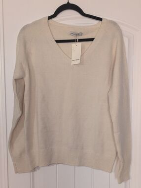 Classic Cream V-Neck Sweater - Timeless Everyday Knit